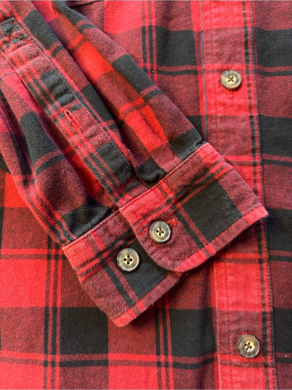EUC Men's Duluth Red & Black Plaid Button-Down Shirt (KB7) - Picture 2 of 4